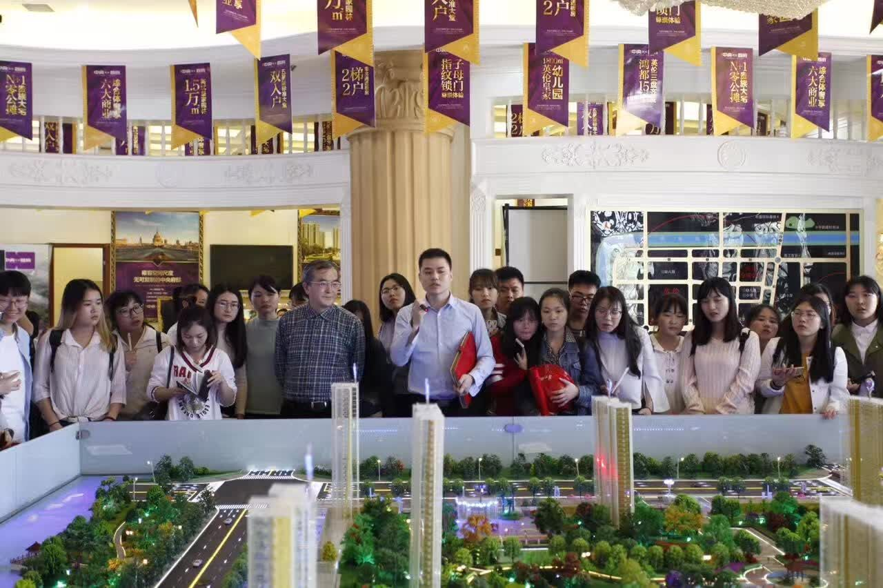 曹兴副董事长莅临市场营销专业见习基地亲切指导见习工作 曹兴副董事长莅临市场营销专业见习基地亲切指导见习工作