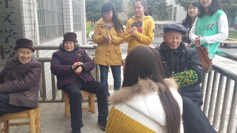 公司开展关爱敬老院老人活动